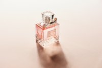 Theegeur is dé parfumtrend van deze zomer