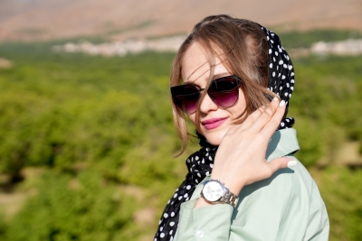 De kleine twill sjaal die je deze zomer overal ziet