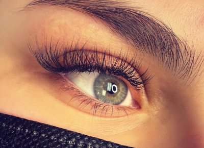 De Koreaanse wimperlifting die je mascara overbodig maakt